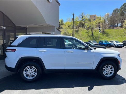 Used 2023 Jeep Grand Cherokee Laredo image 7