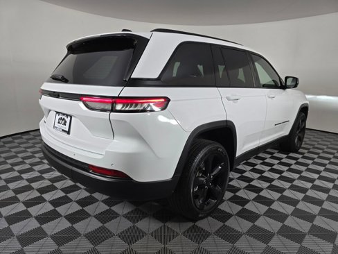 Used 2023 Jeep Grand Cherokee Altitude image 4