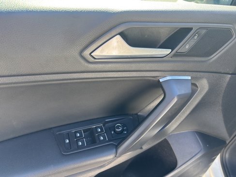 Used 2021 Volkswagen Tiguan SE w/ Panoramic Sunroof Package image 15