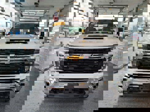 Used 2024 Chevrolet Silverado 2500 LT image 2