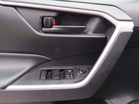 Used 2019 Toyota RAV4 LE image 17
