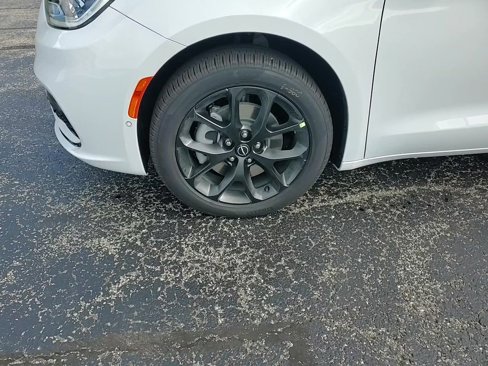 New 2026 Chrysler Pacifica Limited image 9
