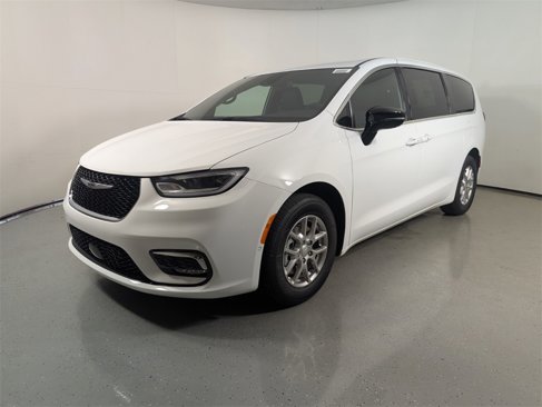 New 2026 Chrysler Pacifica Select image 3
