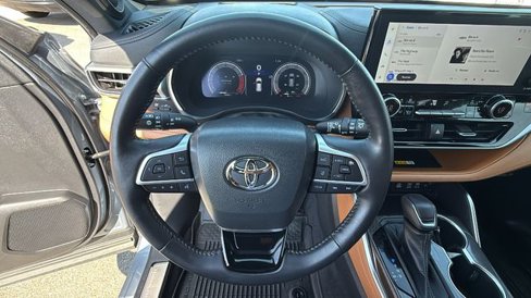 Used 2023 Toyota Highlander L image 19