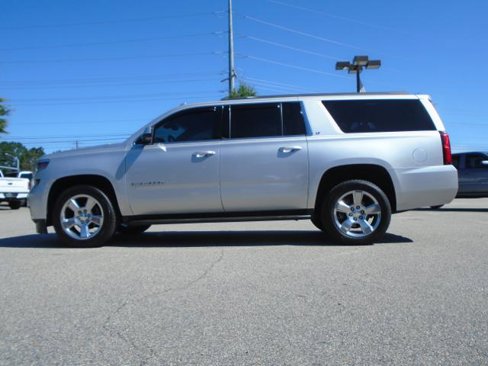 Used 2017 Chevrolet Suburban LT image 8