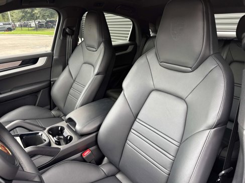 Certified 2025 Porsche Cayenne Coupe image 4
