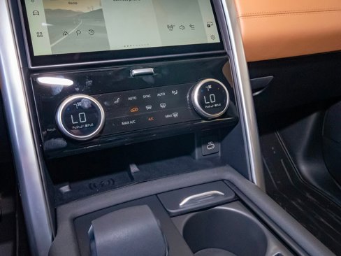 New 2025 Land Rover Discovery Metropolitan Edition image 24