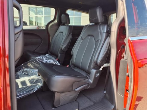 New 2026 Chrysler Pacifica Select image 5