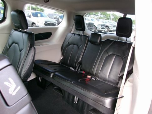Used 2024 Chrysler Pacifica Touring-L image 18
