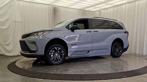 Used 2025 Toyota Sienna XSE image 3