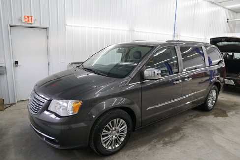 Used 2015 Chrysler Town & Country Touring-L w/ Driver Convenience Group image 7