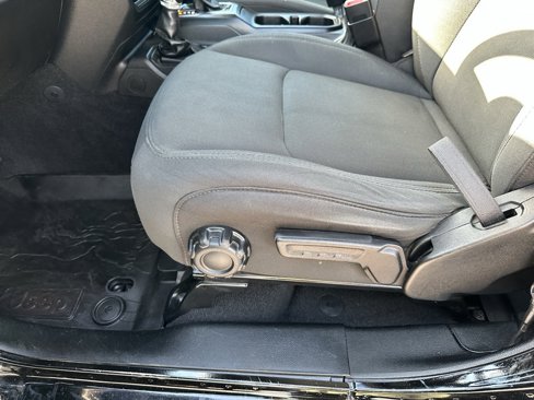 Used 2021 Jeep Gladiator Sport image 12