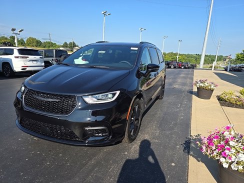 New 2026 Chrysler Pacifica Limited w/ S Appearance Package image 3