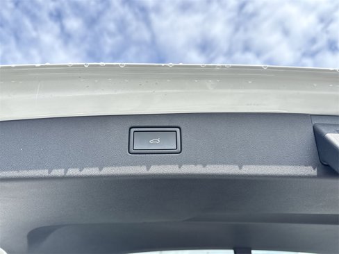 New 2025 Volkswagen Tiguan SE image 43