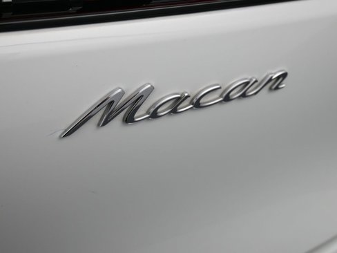 Certified 2025 Porsche Macan image 8