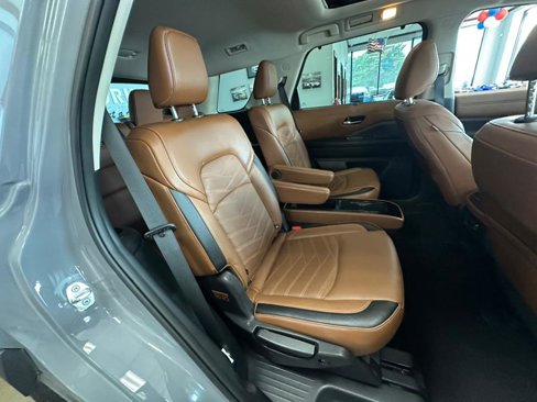 Used 2023 Nissan Pathfinder Platinum w/ Black Appearance Package image 34