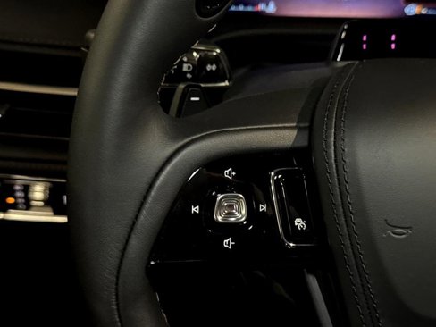 Certified 2025 Lincoln Aviator AWD image 26