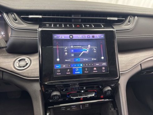 Used 2022 Jeep Grand Cherokee Limited image 20