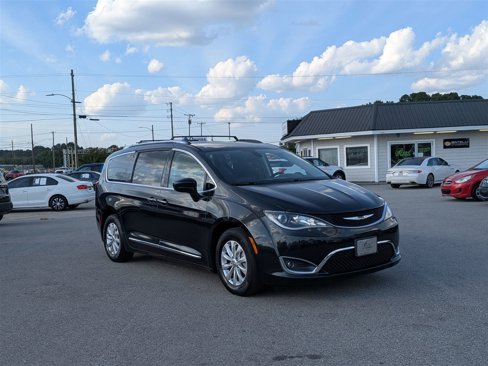 Used 2018 Chrysler Pacifica Touring-L image 7