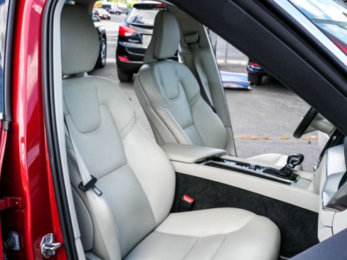 Used 2019 Volvo XC60 T6 Momentum w/ Multimedia Package image 21