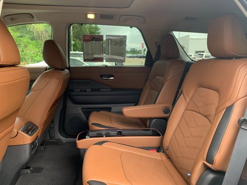 Used 2024 Nissan Pathfinder Platinum image 27