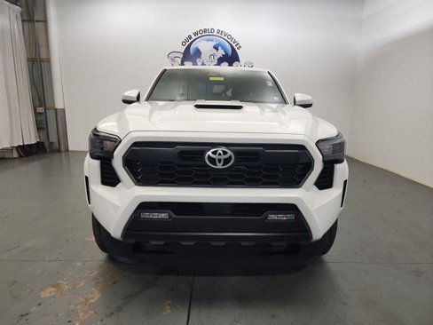 Used 2024 Toyota Tacoma TRD Sport w/ TRD Sport Upgrade Package image 11
