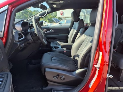 New 2026 Chrysler Pacifica Select image 4