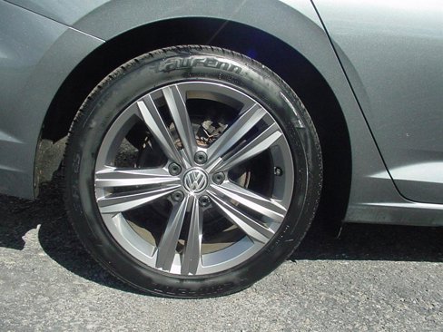 Used 2020 Volkswagen Jetta R-Line w/ R-Line Cold Weather Package image 9