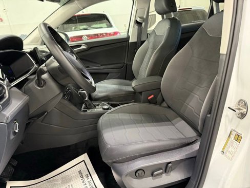 Certified 2025 Volkswagen Taos SE image 22