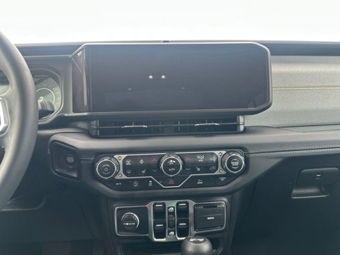 Used 2025 Jeep Wrangler Sahara image 18