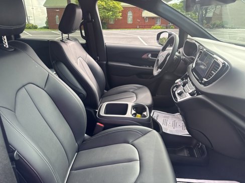 New 2025 Chrysler Voyager LX image 10