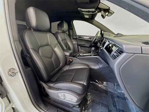 Certified 2024 Porsche Macan image 22