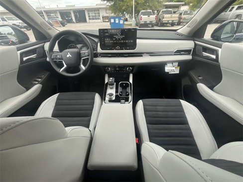 New 2025 Mitsubishi Outlander SE image 18