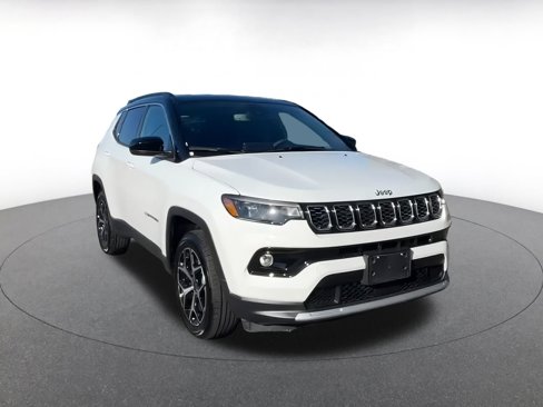 Used 2025 Jeep Compass Limited image 3
