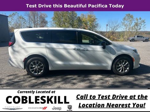 New 2026 Chrysler Pacifica Select image 3