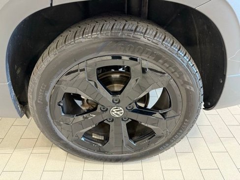 Certified 2025 Volkswagen Taos SE image 33
