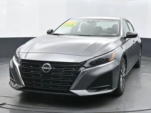 Used 2024 Nissan Altima 2.5 SV image 1
