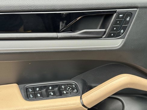 Certified 2024 Porsche Cayenne Coupe image 20