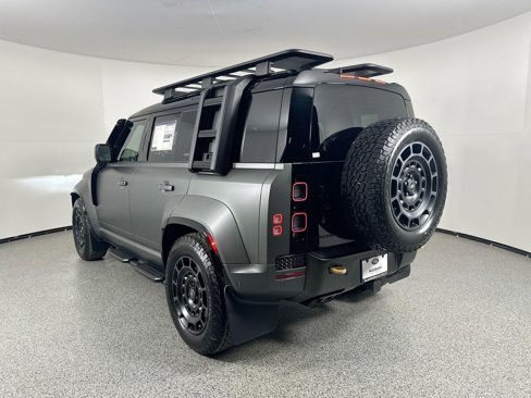 Used 2025 Land Rover Defender 110 image 5