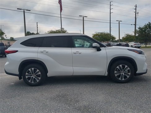Used 2022 Toyota Highlander XLE image 18