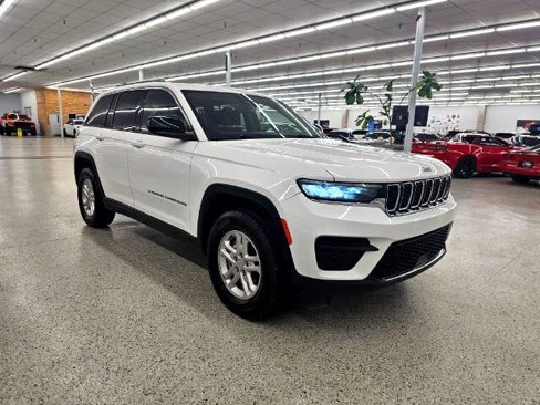 Used 2023 Jeep Grand Cherokee Laredo w/ Luxury Tech Group I image 3