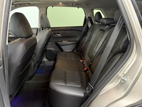 Used 2025 Nissan Rogue Platinum w/ Tech Package image 17