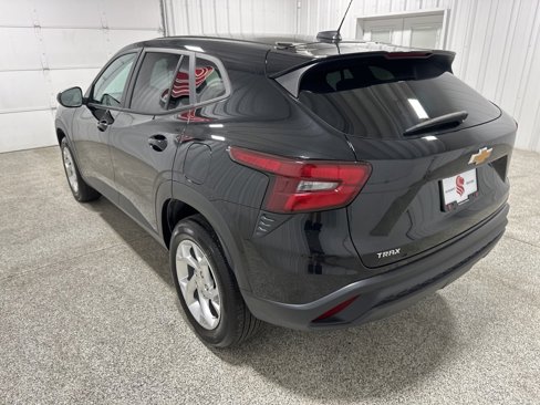 Used 2024 Chevrolet Trax LS w/ LS Convenience Package image 8