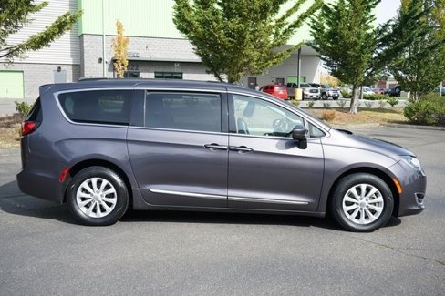 Used 2017 Chrysler Pacifica Touring-L image 2