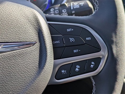 New 2025 Chrysler Pacifica Select w/ Uconnect Theater Family Group image 24