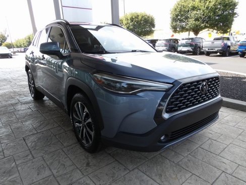 Used 2024 Toyota Corolla Cross XLE image 3