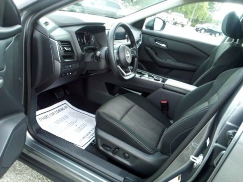 Used 2024 Nissan Rogue SV image 11