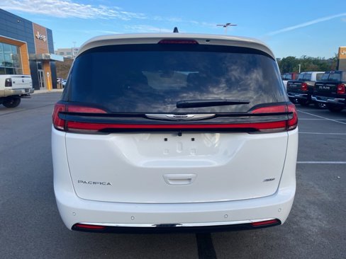 New 2026 Chrysler Pacifica Select image 4