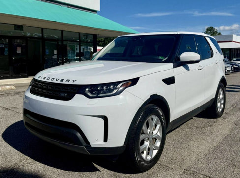Used 2020 Land Rover Discovery SE image 1