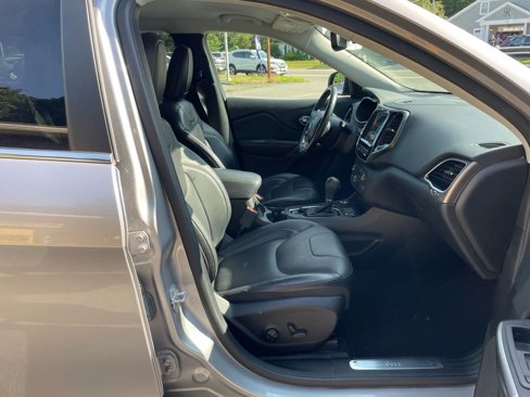 Used 2019 Jeep Cherokee Limited image 12